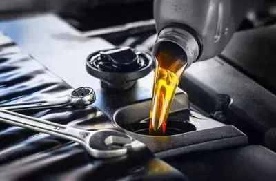 Crisi Iran e stretti di Hormuz: allarme per la carenza globale di lubrificanti e olio motore