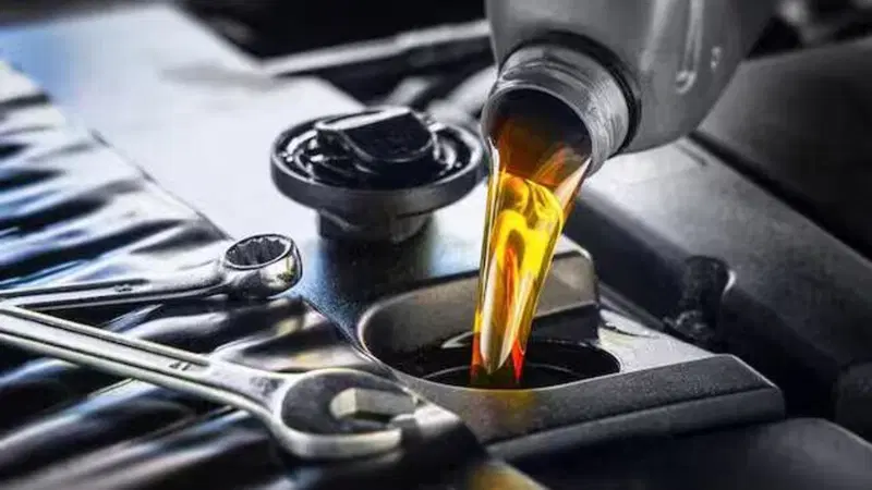 Crisi Iran e stretti di Hormuz: allarme per la carenza globale di lubrificanti e olio motore