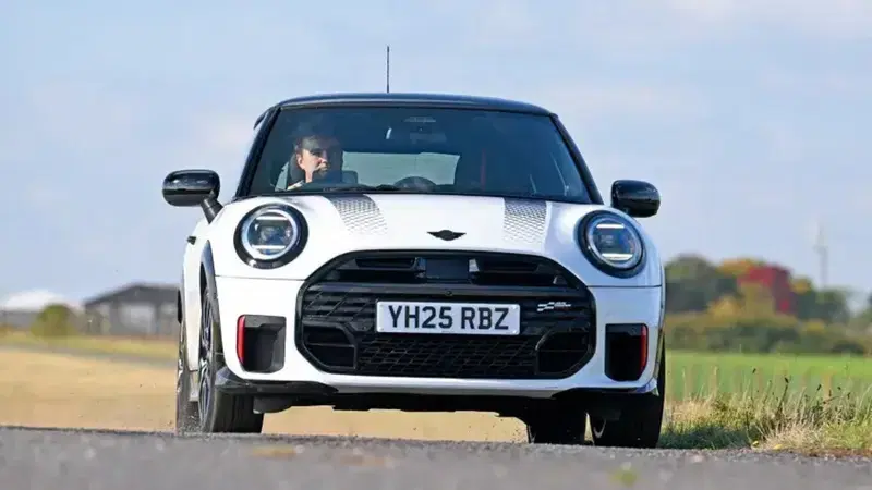 Mini Cooper cambia ancora: in arrivo un restyling pi&ugrave; grande del previsto
