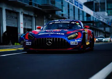 L’Italia in pole alla 24 Ore del Nürburgring: Lamborghini ruba la scena alla Mercedes di Max Verstappen
