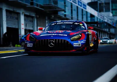 L’Italia in pole alla 24 Ore del Nürburgring: Lamborghini ruba la scena alla Mercedes di Max Verstappen
