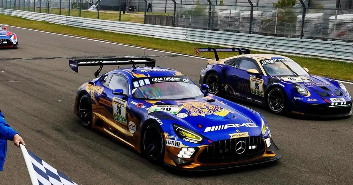 Alla mitica 24 Ore del N&uuml;rburgring stravince Mercedes! Italia sul podio della Nordschleife con Bortolotti e Drudi. Disavventura per Verstappen