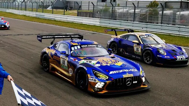 Alla mitica 24 Ore del N&uuml;rburgring stravince Mercedes! Italia sul podio della Nordschleife con Bortolotti e Drudi. Disavventura per Verstappen