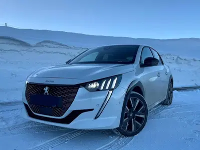 Peugeot 208 PureTech 100 Stop&amp;Start 5 porte GT del 2022 usata a Pescara