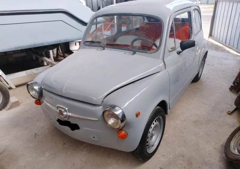 Fiat Zastava 750 d'epoca del 1979 a Napoli