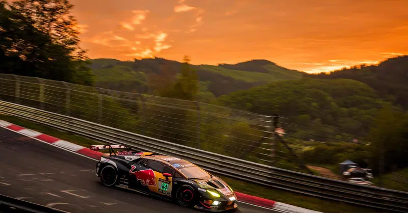 &ldquo;Non stiamo facendo la Coppa del Nonno, ma gare vere&rdquo;: Bortolotti incorona Verstappen e saluta la sua Lamborghini Hurac&aacute;n al N&uuml;rburgring con il podio