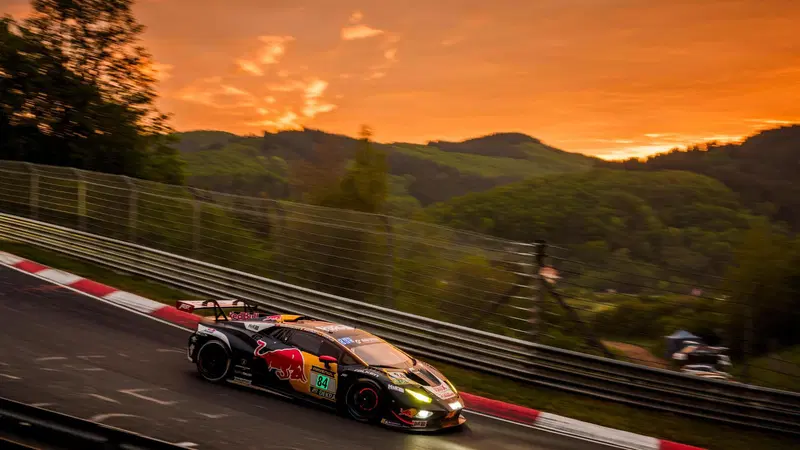 &ldquo;Non stiamo facendo la Coppa del Nonno, ma gare vere&rdquo;: Bortolotti incorona Verstappen e saluta la sua Lamborghini Hurac&aacute;n al N&uuml;rburgring con il podio