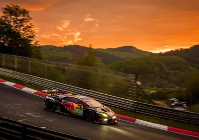 “Non stiamo facendo la Coppa del Nonno, ma gare vere”: Bortolotti incorona Verstappen e saluta la sua Lamborghini Huracán al Nürburgring con il podio