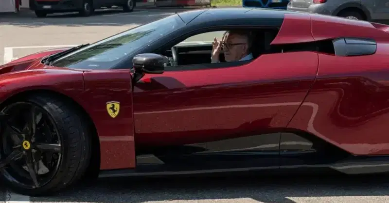 Piero Ferrari a bordo della sua nuova F80: il vicepresidente del Cavallino &ldquo;avvistato&rdquo; sulla hypercar da 3,6 milioni di euro