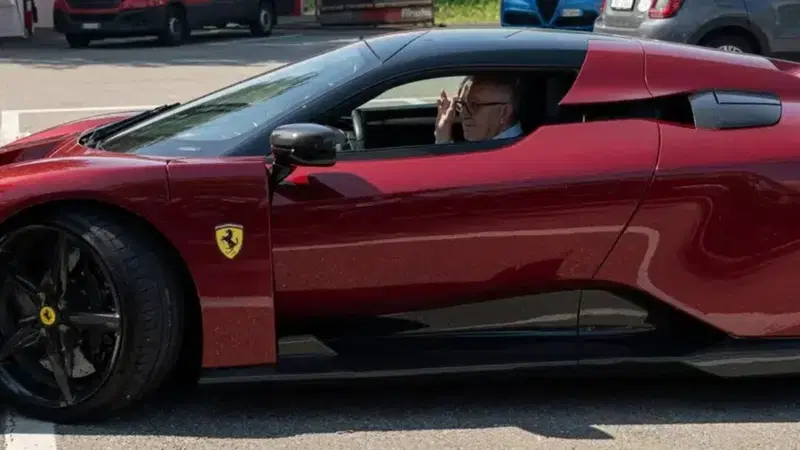 Piero Ferrari a bordo della sua nuova F80: il vicepresidente del Cavallino &ldquo;avvistato&rdquo; sulla hypercar da 3,6 milioni di euro