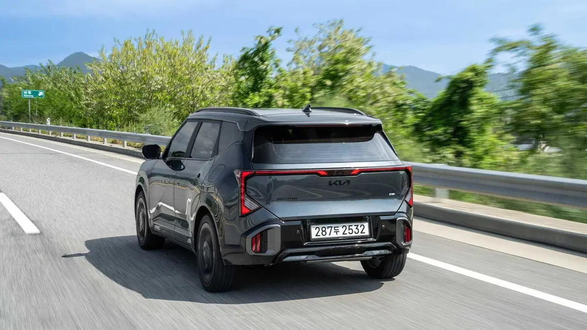 Nuova Kia Seltos 2026: Il SUV compatto cambia tutto, diventa Ibrido e punta sull'Intelligenza Artificiale (6)