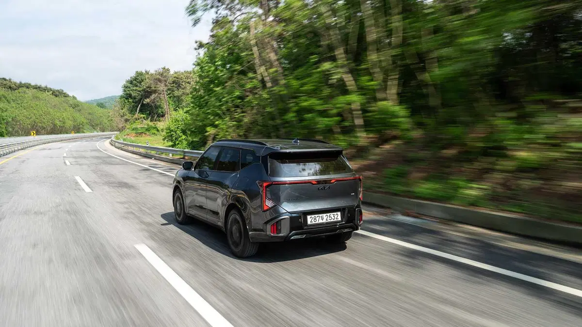 Nuova Kia Seltos 2026: Il SUV compatto cambia tutto, diventa Ibrido e punta sull'Intelligenza Artificiale (8)