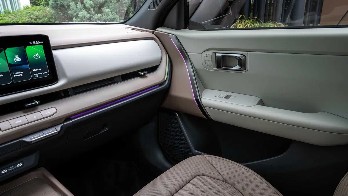 Nuova Kia Seltos 2026: Il SUV compatto cambia tutto, diventa Ibrido e punta sull'Intelligenza Artificiale (17)