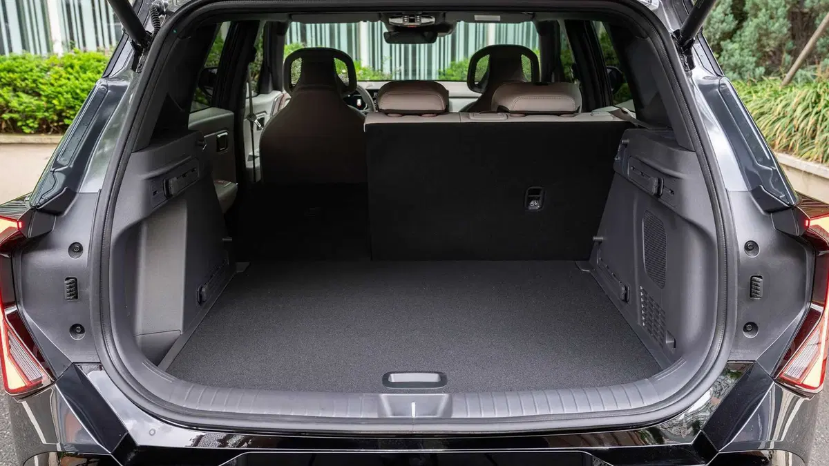 Nuova Kia Seltos 2026: Il SUV compatto cambia tutto, diventa Ibrido e punta sull'Intelligenza Artificiale (29)