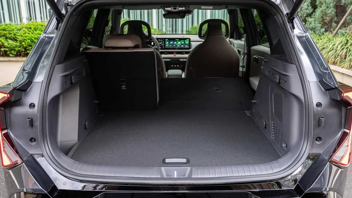 Nuova Kia Seltos 2026: Il SUV compatto cambia tutto, diventa Ibrido e punta sull'Intelligenza Artificiale (31)