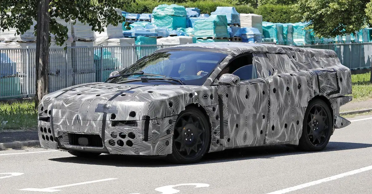 Ferrari elettrica: il prototipo camuffato continua i test su strada, il debutto sempre pi&ugrave; vicino  