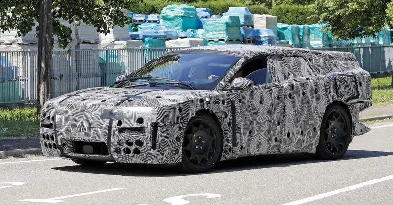 Ferrari elettrica: il prototipo camuffato continua i test su strada, il debutto sempre pi&ugrave; vicino  