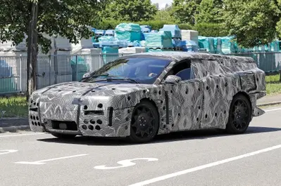 Ferrari elettrica: il prototipo camuffato continua i test su strada, il debutto sempre pi&ugrave; vicino  