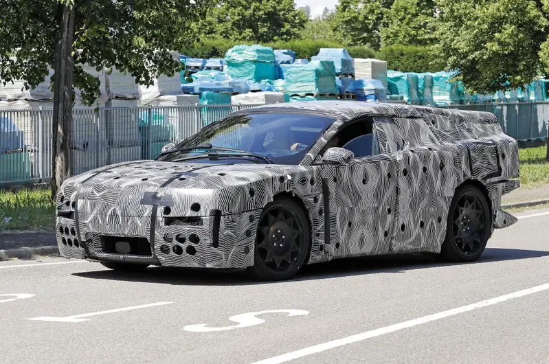 Ferrari elettrica: il prototipo camuffato continua i test su strada, il debutto sempre pi&ugrave; vicino  