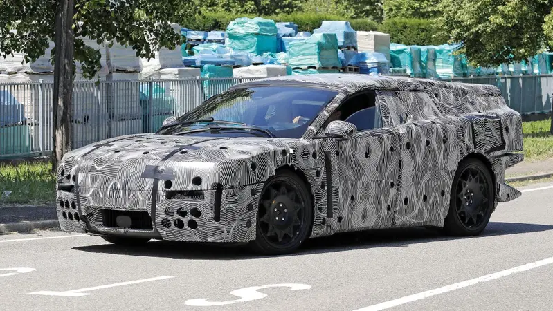 Ferrari elettrica: il prototipo camuffato continua i test su strada, il debutto sempre pi&ugrave; vicino  
