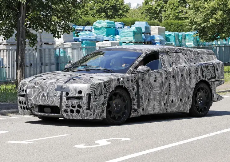 Ferrari elettrica: il prototipo camuffato continua i test su strada, il debutto sempre più vicino  