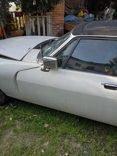 Jaguar Cabrio d'epoca del 1980 a Asti
