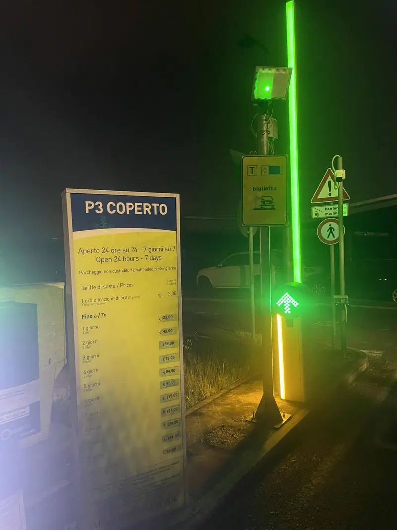 Il cartello all'ingresso del parcheggio in questione presso l'Aeroporto Orio al Serio