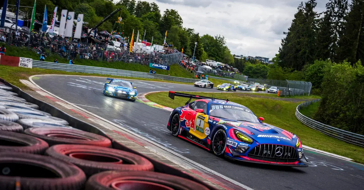 "Forse dovremmo pensarci": c'&egrave; un conto in sospeso al N&uuml;rburgring, Auer lancia la sfida per il 2027 insieme a Verstappen