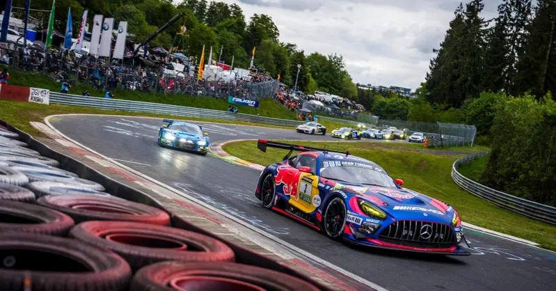 "Forse dovremmo pensarci": c'&egrave; un conto in sospeso al N&uuml;rburgring, Auer lancia la sfida per il 2027 insieme a Verstappen