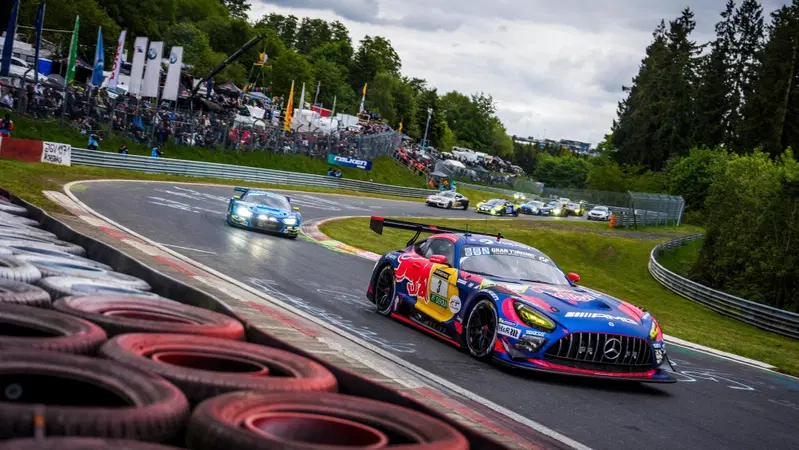 "Forse dovremmo pensarci": c'&egrave; un conto in sospeso al N&uuml;rburgring, Auer lancia la sfida per il 2027 insieme a Verstappen