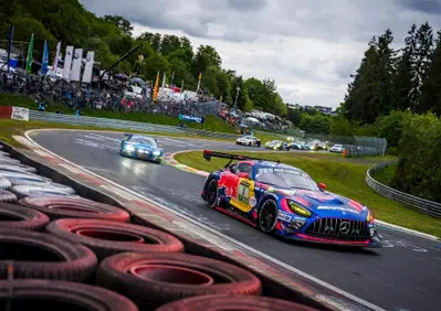 Forse dovremmo pensarci: c'è un conto in sospeso al Nürburgring, Auer lancia la sfida per il 2027 insieme a Verstappen