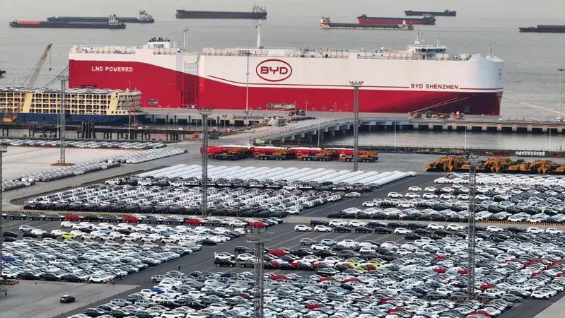 La nuovissima nave ro-ro (roll-on/roll-off) BYD Shenzhen, dotata di 9.200 posti auto standard, si prepara al suo viaggio inaugurale verso il Brasile dopo essere stata caricata con oltre 7.000 auto elettriche BYD a Taicang, nella provincia cinese dello Jiangsu, il 27 aprile 2025 (immagine diffusa il 28 aprile 2025). La BYD Shenzhen, equipaggiata con le pi&ugrave; recenti tecnologie, &egrave; la pi&ugrave; grande nave ro-ro mai costruita al mondo.