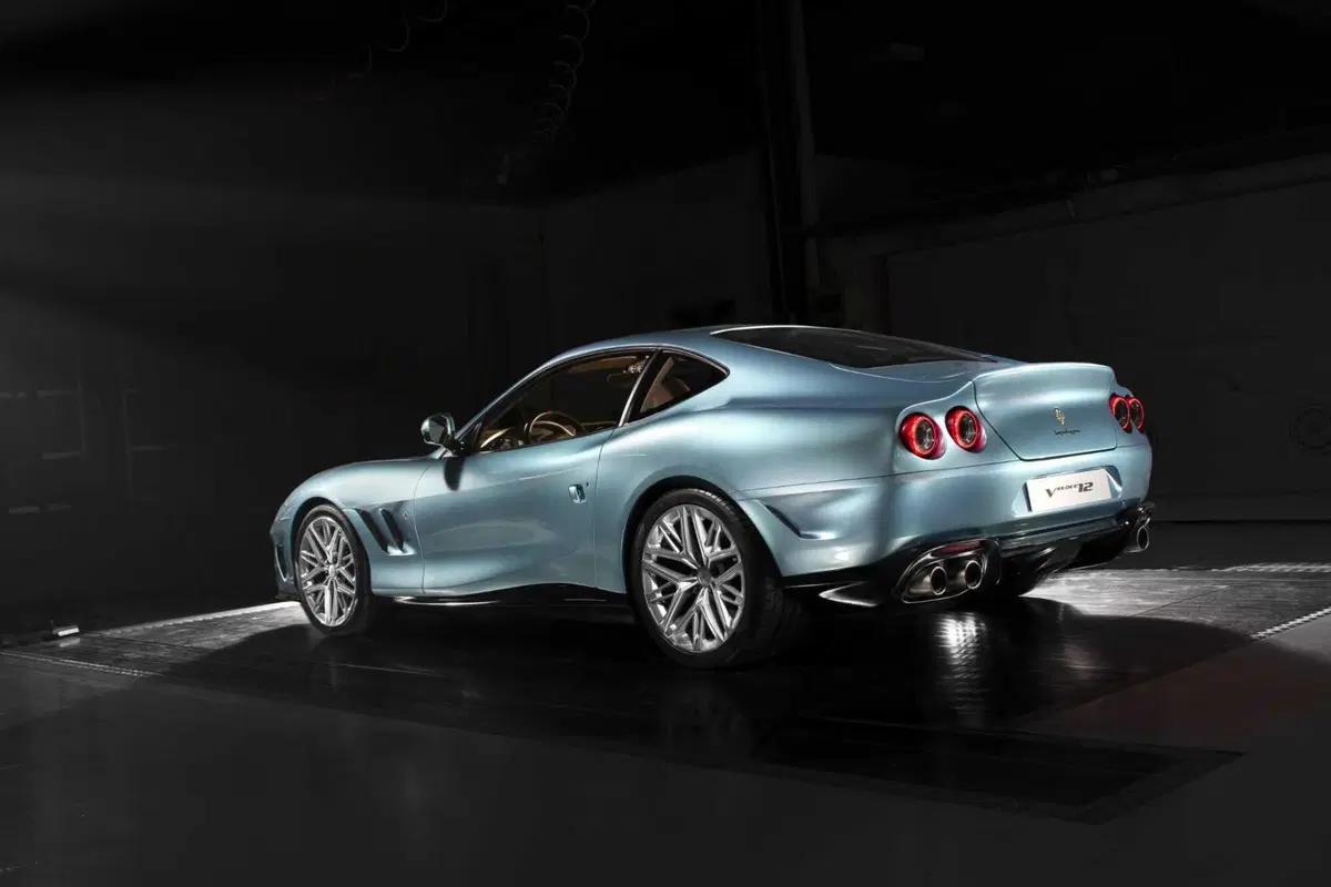 Touring Superleggera Veloce12 Aperta, cento anni di leggenda celebrati con un V12 che non fa sconti (5)