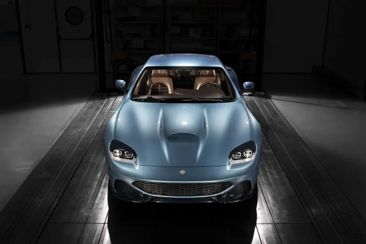 Touring Superleggera Veloce12 Aperta, cento anni di leggenda celebrati con un V12 che non fa sconti (8)