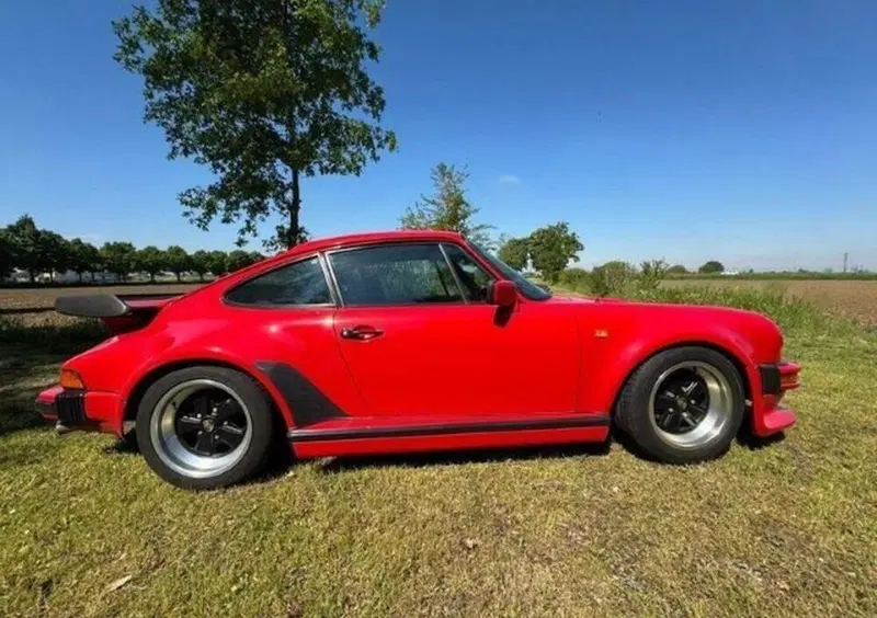 Porsche 911 d'epoca del 1984 a Carbonia