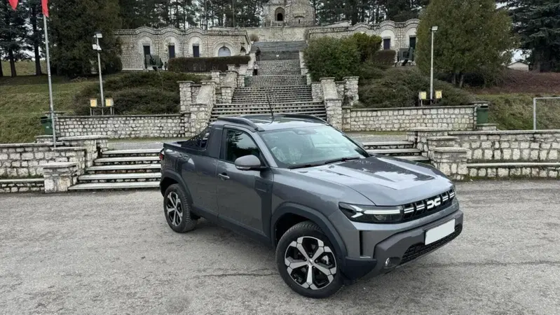 Dacia Duster ora &egrave; anche un pick-up GPL: ecco la versione francese