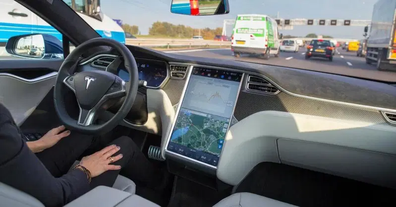 Tesla lancia finalmente il Full Self-Driving in Cina: perch&eacute; &egrave; arrivato solo ora