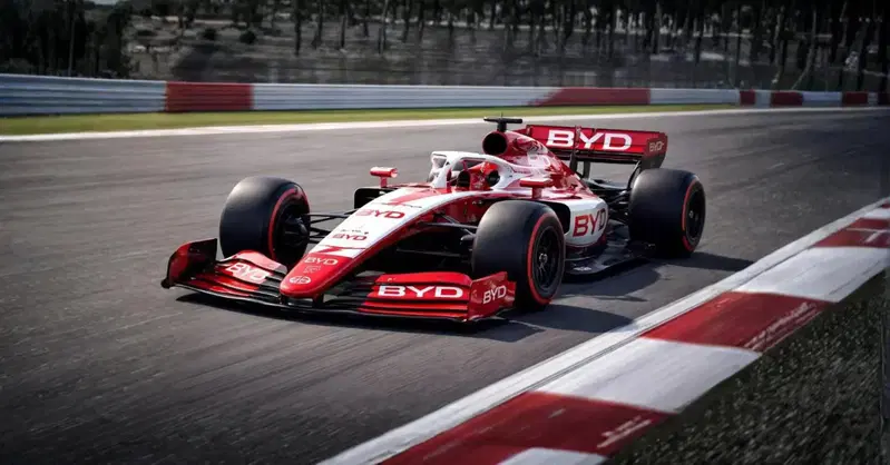 BYD pronta a entrare in Formula 1 con un volto noto: &ldquo;Non pu&ograve; stare sul divano&rdquo;. Ecco il piano clamoroso