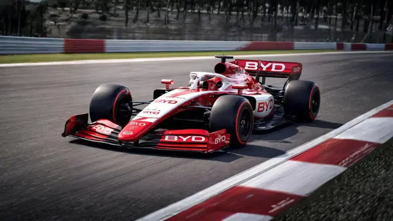 BYD pronta a entrare in Formula 1 con un volto noto: &ldquo;Non pu&ograve; stare sul divano&rdquo;. Ecco il piano clamoroso