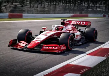 BYD pronta a entrare in Formula 1 con un volto noto: “Non può stare sul divano”. Ecco il piano clamoroso