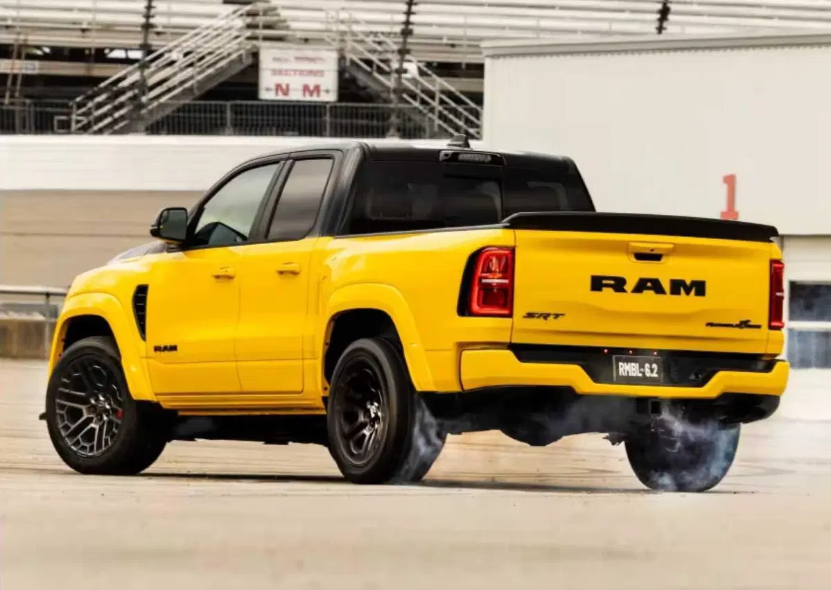 Ram 1500 Rumble Bee 2027, il V8 torna a ruggire e sfida il Ford F-150 (4)