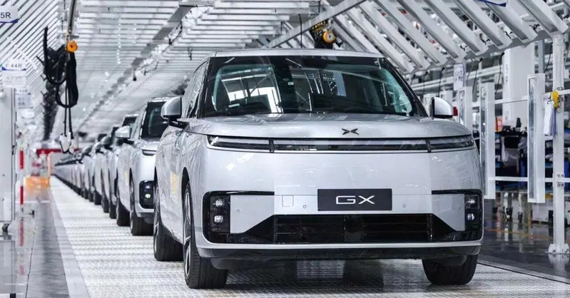 XPeng Robotaxi, la prima auto a guida autonoma di serie esce dalla fabbrica