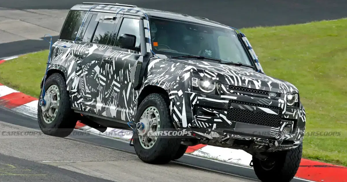 Land Rover prepara il Defender pi&ugrave; estremo di sempre: l'erede della OCTA avvistato al N&uuml;rburgring