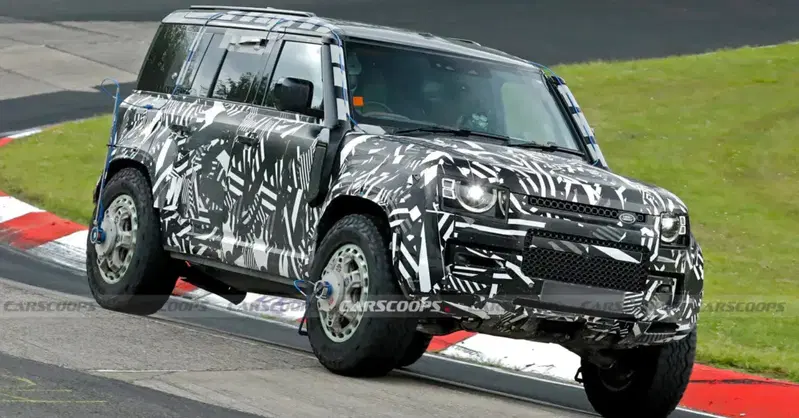 Land Rover prepara il Defender pi&ugrave; estremo di sempre: l'erede della OCTA avvistato al N&uuml;rburgring