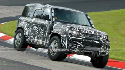 Land Rover prepara il Defender pi&ugrave; estremo di sempre: l'erede della OCTA avvistato al N&uuml;rburgring