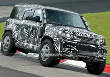 Land Rover prepara il Defender più estremo di sempre: l'erede della OCTA avvistato al Nürburgring
