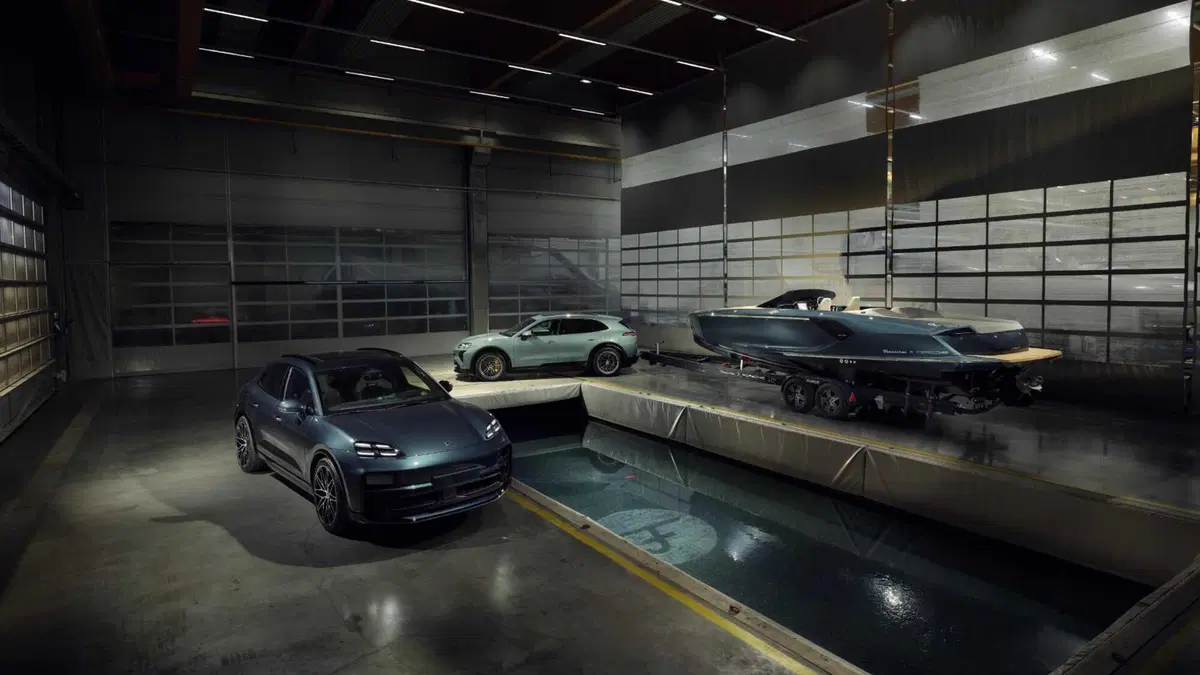 Porsche Macan Turbo molla gli ormeggi: la Frauscher 790 Spectre porta in acqua i 400 kW dell'elettrica (4)
