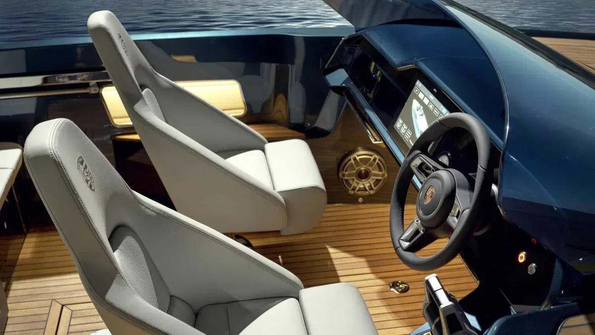 Porsche Macan Turbo molla gli ormeggi: la Frauscher 790 Spectre porta in acqua i 400 kW dell'elettrica (5)