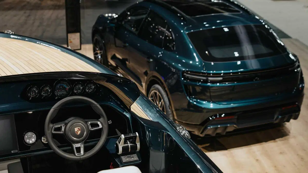 Porsche Macan Turbo molla gli ormeggi: la Frauscher 790 Spectre porta in acqua i 400 kW dell'elettrica (6)