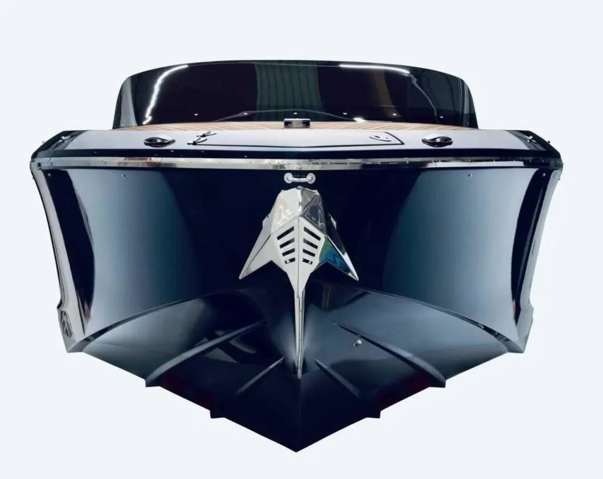 Porsche Macan Turbo molla gli ormeggi: la Frauscher 790 Spectre porta in acqua i 400 kW dell'elettrica (10)